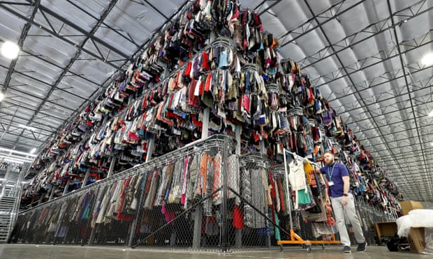 ده‌ها هزار لباس در یک سیستم نوار نقاله سه طبقه در مرکز مرتب‌سازی ThredUp در فینیکس، ایالات متحده ذخیره شده است.